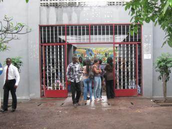 Les jeunes Kinois avant l’arrivée de François Hollande: «Il devrait dormir à Kinshasa !»