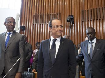 François Hollande à son arrivée devant l'Assemblée nationale sénégalaise, le 12 octobre 2012.