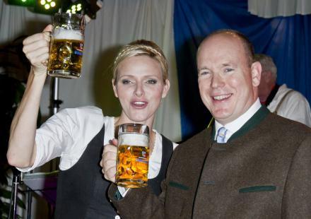 Albert et Charlene de Monaco : la princesse lève le coude plus haut que son prince !