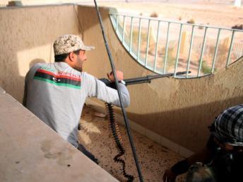 Un soldat des forces pro-gouvernementales en embuscade près de l'entrée nord de Bani Walid, le 21 octobre 2012.