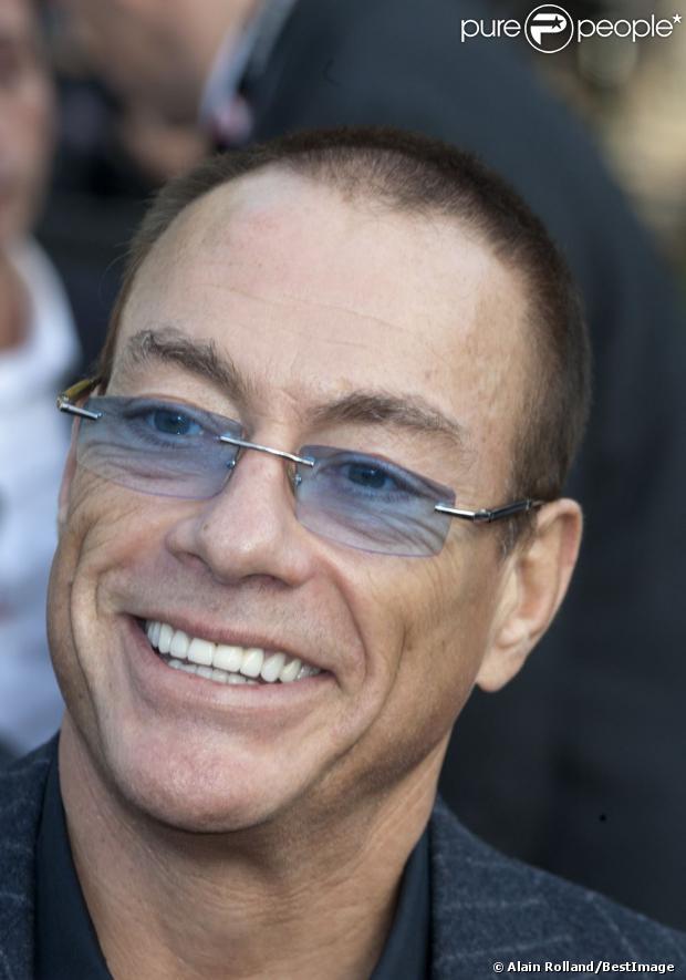 Jean-Claude Van Damme inaugure sa statue : Emu, il fait une belle boulette