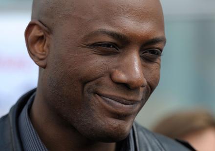 Harry Roselmack présentateur télé N°1 devant Laurent Delaousse