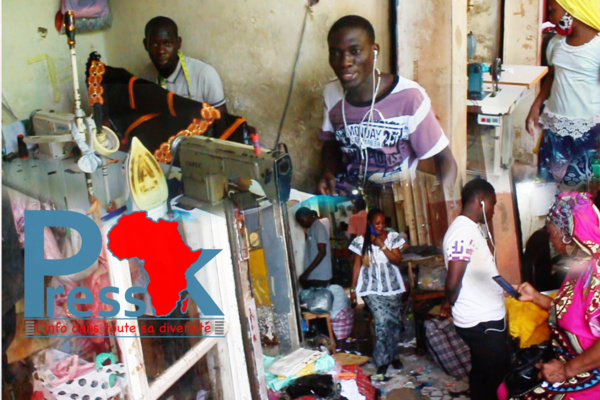 Querelles tailleurs-clients en veille de fête: les "accusés" du marché HLM s'expliquent (Reportage) Querelles tailleurs-clients en veille de fête: les "accusés" du marché HLM s'expliquent (Reportage)