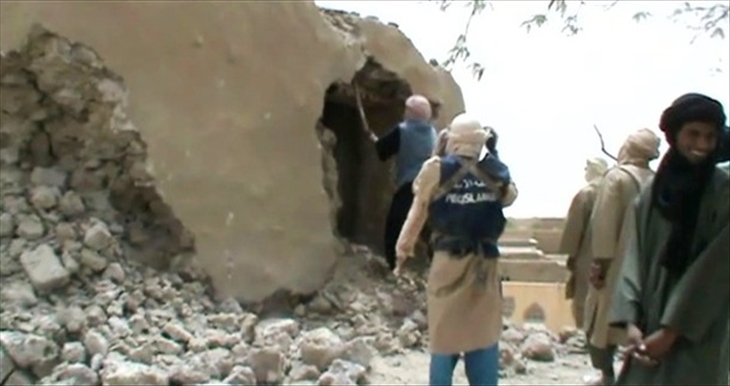 Mali : la destruction du monument de l`indépendance de Tombouctou montre les intentions ``inavouées et stratégiques`` des islamistes