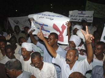 Manifestation anti-israélienne à Khartoum le 24 octobre : le Soudan accusait Israël d'avoir bombardé l'usine d'armement de Yarmouk.