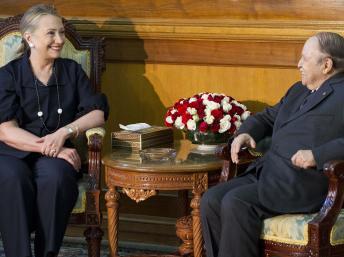 La secrétaire d'Etat américaine Hillary Clinton (g) et le président algérien Abdelaziz Bouteflika (d), le 29 octobre 2012 à Alger.