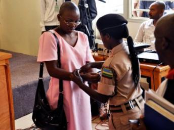 Victoire Ingabire (G) lors de l’audience du 20 juin 2011.