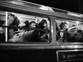 Des manifestants du 17 octobre 1961 arrêtés par la police.