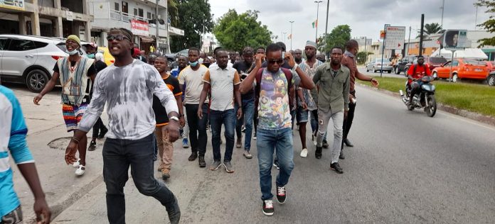 Manifestation à Abidjan: des pro-Gbagbo réclament à la CEI le nom de leur leader, retiré de la liste électorale
