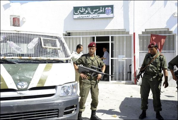 Tunisie: l'état d'urgence prolongé pour trois mois sur fond de violences urbaines