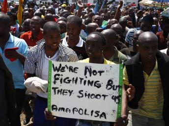 En Afrique du Sud, marche de mineurs près de la mine Anglo-American Platinium (AMPLATS) à Rustenburg, le 5 octobre 2012.