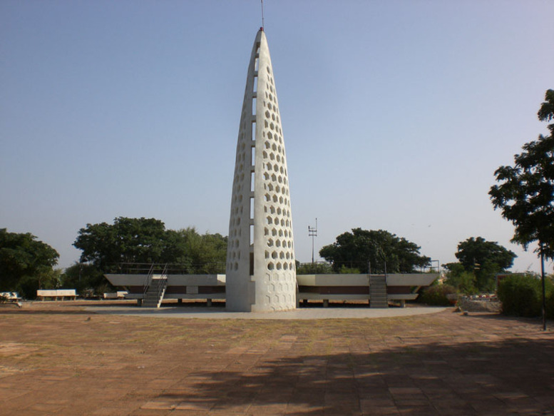 Wade a eu son monument de la renaissance Macky aura son Mémorial de Gorée  grâce à Youssou Ndour pour  8 milliards