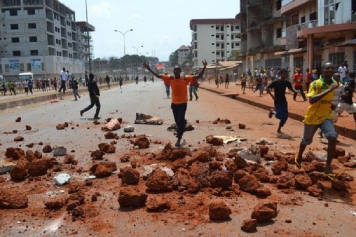 Guinée : des populations en colère incendient une gendarmerie dans le Sud-Est