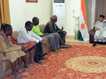 Le président Mahamadou Issoufou a reçu les cinq ex-otages en fin d'après-midi à sa résidence. Niamey, le 3 novembre 2012.