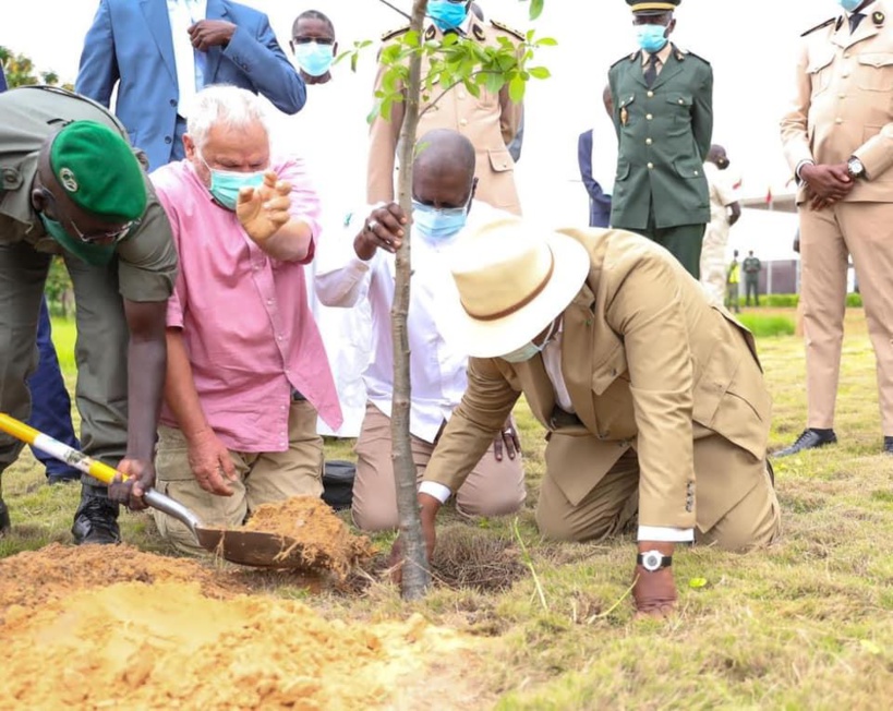 Journée internationale de l’Environnement: Macky plante son baobab et appelle les Sénégalais au reboisement Journée internationale de l’Environnement: Macky plante son baobab et appelle les Sénégalais au reboisement