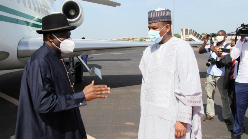 (illustration) Le médiateur de la Cédéao, l'ex-président nigérian Goodluck Jonathan accueilli par le Premier ministre malien Boubou Cissé lors d'une visite à Bamako, le 23 juillet 2020. Press Service of Prime Ministry/Handout via REUTERS