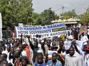 Des milliers de personnes ont manifesté contre l'intervention militaire internationale le 18 octobre à Bamako.