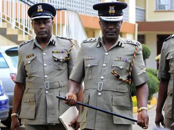 Le chef de la police kényane Matthew Iteere (à droite), à l'aéroport de Nairobi le 13 novembre 2012, lors de la réception des corps de ses hommes tués dans le Nord.