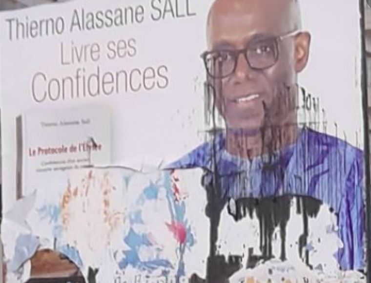 Les affiches publicitaires de son livre vandalisées, TAS ironise sur Twitter