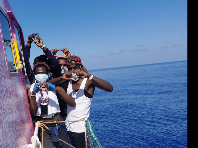 Le navire de Banksy lance un appel au secours après un nouveau sauvetage de migrants, un mort à bord