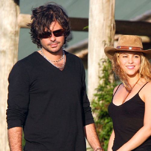 Shakira : son passé lui coûte cher ! Son ex lui réclame 100 millions $