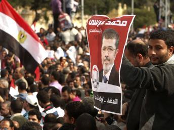 Les partisans du président Morsi devant le palais présidentiel dans le nord du Caire ce vendredi 23 novembre.