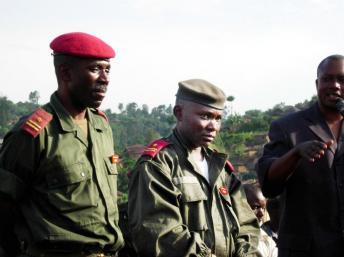 Le général Gabriel Amisi (C), ici en 2004, a été suspendu de ses fonctions de chef de l'état-major de l'armée de terre.