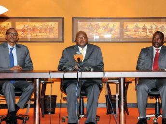 Paul Kagame (à gauche), Yoweri Museveni (au centre) et Joseph Kabila (à droite), le 21 novembre 2012 dans la banlieue de Kampala.