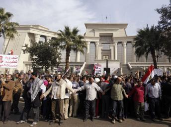 Les supporters du président Morsi se rassemblent, ce 2 décembre, devant les locaux de la Haute cour constitutionnelle.