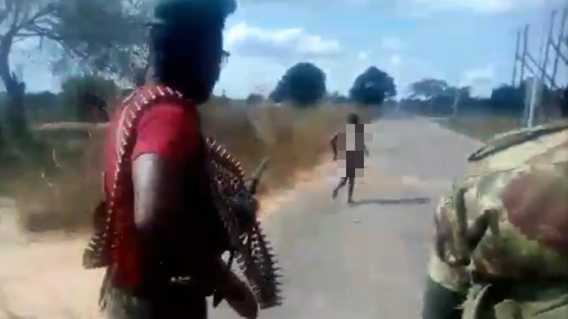 Mozambique : des hommes en tenue militaire se filment en train d’abattre une femme au bord de la route