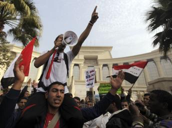Les manifestants égyptiens entourent le palais présidentiel, le 4 décembre 2012, au Caire.