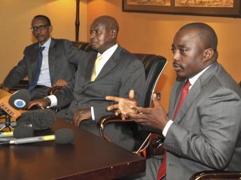 Joseph Kabila (à d.) et Paul Kagame (à g.), présidents congolais et rwandais, séparés par leur homologue ougandais Yoweri Museveni, le 21 novembre 2012 à Kampala.