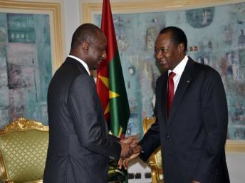 Tieman Coulibaly , ministre malien des Affaires étrangères, reçu par le président burkinabè Blaise Compaoré, médiateur dans la crise malienne, lors d'une réunion à Ouagadougou, le 3 novembre 2012.