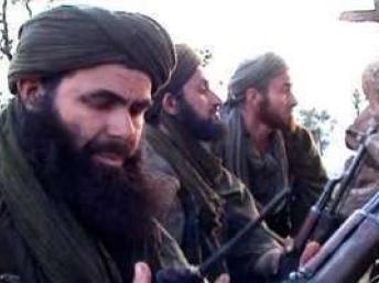 Photo non datée du chef d'al-Qaïda au Maghreb islamique, Abdelmalek Droukdel, en présence de ses hommes, au nord du Mali.