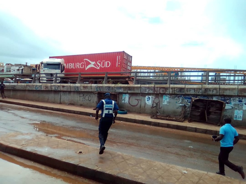 Un camion dérape sur l’autopont de Poste Thiaroye: le chauffeur évite le pire (images)