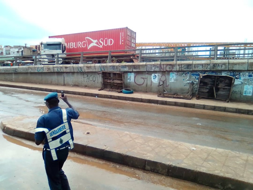 Un camion dérape sur l’autopont de Poste Thiaroye: le chauffeur évite le pire (images)