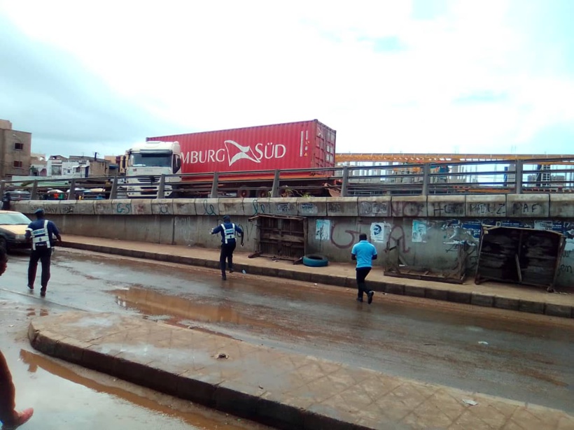 Un camion dérape sur l’autopont de Poste Thiaroye: le chauffeur évite le pire (images)
