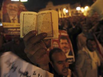 Partisans du président égyptien Morsi au Caire, le 5 décembre 2012.