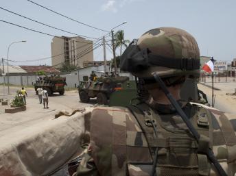 Des soldats français bord d'un véhicule blindé léger de la Force Licorne à Abidjan, le 3 avril 2011.