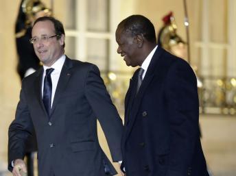 Le président français François Hollande (G) a reçu son homologue ivoirien à l'Elysée avant la réunion avec les baileurs de fonds. Paris, le 4 décembre 2012.