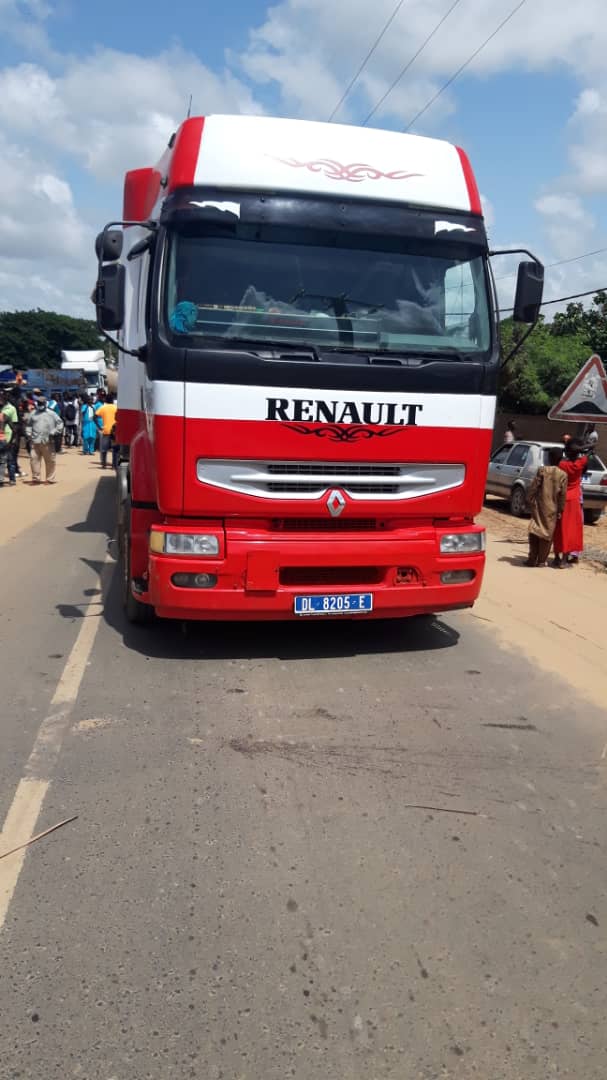 Mboro: un camion chargé de latérite tue un garçon