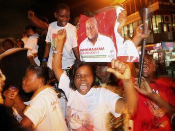 Les supporters de John Dramani Mahama célèbrent la victoire de leur champion à l'élection présidentielle, Accra, le 9 décembre 2012.