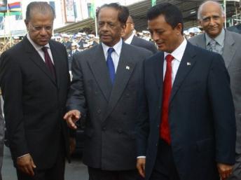 Navim Ramgoolam (G), Sir Anerood Jug (C) et Marc Ravalomanana à Port-Louis, le 12 mars 2007.