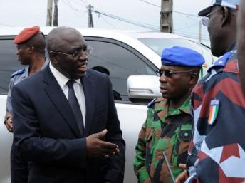 Le ministre délégué à la Défense, Paul Koffi Koffi, s’est rendu sur les lieux de l'attaque d'une gendarmerie, le 21 septembre 2012.