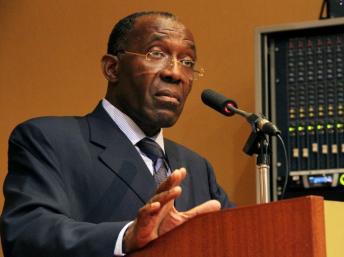 Le ministre congolais des Affaires étrangères Raymond Tshibanda, à Kampala, le 11 décembre 2012. AFP PHOTO/ Isaac Kasamania