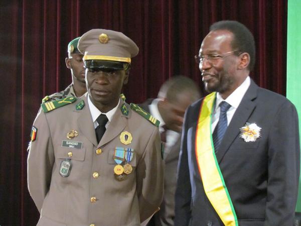 Mali : la communauté internationale condamne l'ingérence des militaires