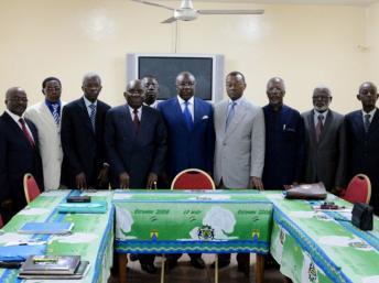 Le 26 novembre 2012, à Libreville, la famille de l'UFC était au grand complet, autour notamment de Zacharie Myboto (4e gauche) président de l'Union nationale. Moins d'un mois plus tard, elle éclatait. AFP PHOTO / XAVIER BOURGOIS