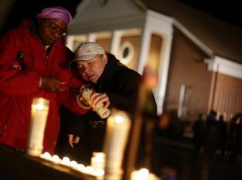 Les habitants de la petite ville de Sainte-Rose de Lima de Newtown, Connecticut, se sont recueillis vendredi 14 décembre 2012 au soir. REUTERS/Joshua Lott