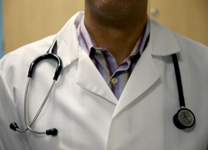 Les médecins contractuels annoncent la cessation de toutes leurs activités dans les centres de traitement des épidémies