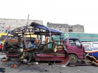 Carcasse calcinée du bus touché par une attaque à la grenade dans le quartier d'Eastleigh à Nairobi, le 28 Novembre 2012. REUTERS/Thomas Mukoya